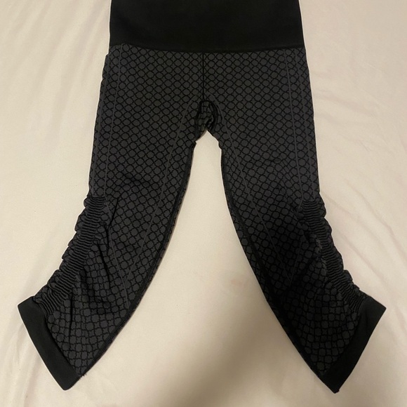 Lululemon workout crop bottom - Picture 7 of 9